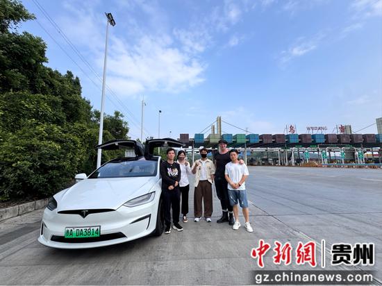 海内外摄影师团队在贵阳市乌当区集合准备出发。 唐哲 摄