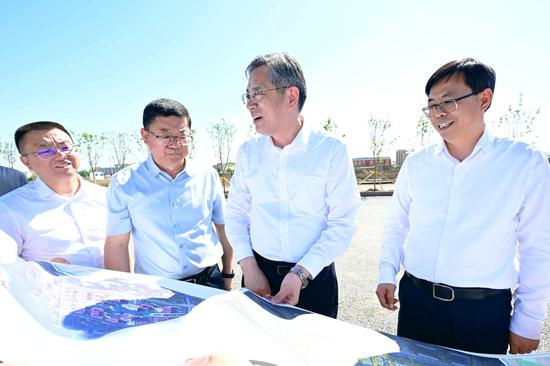 5月16日，自治区党委副书记、兵团党委书记、政委何忠友在九师白杨市调研。这是何忠友在兵地共建教育重点项目建设现场，实地了解项目选址等情况，听取规划介绍。兵团日报全媒体记者 张鑫 摄