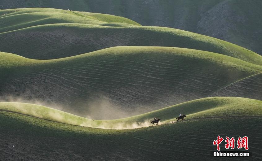新疆伊犁喀拉峻人体草原独特风景