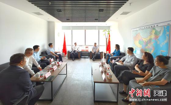 中国建设银行天津市分行一行到中新社天津分社座谈。记者 佟郁 摄