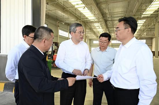 5月16日，自治区党委副书记、兵团党委书记、政委何忠友在九师白杨市调研。这是何忠友走进九师白杨市保税物流中心，与相关负责同志深入交流，听取规划设计、运行情况介绍。兵团日报全媒体记者 张鑫 摄