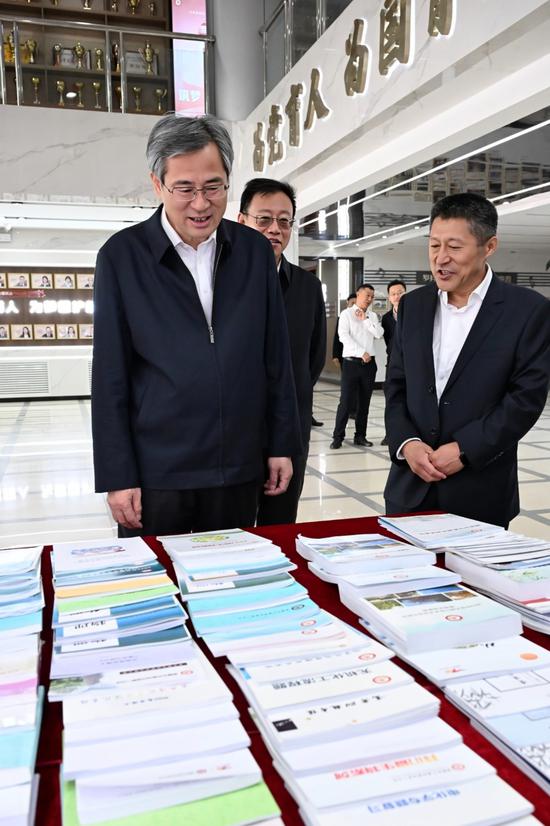 5月19日,自治区党委副书记、兵团党委书记、政委何忠友到兵团第二中学、兵团第三中学调研基础教育高质量发展工作。这是何忠友走进兵团第二中学教学楼,详细了解学校教育教学情况。兵团日报全媒体记者 张鑫 摄 5月19日,自治区党委副书记、兵团党委书记、政委何忠友到兵团第二中学、兵团第三中学调研基础教育高质量发展工作。这是何忠友走进兵团第二中学教学楼,详细了解学校教育教学情况。兵团日报全媒体记者 张鑫 摄