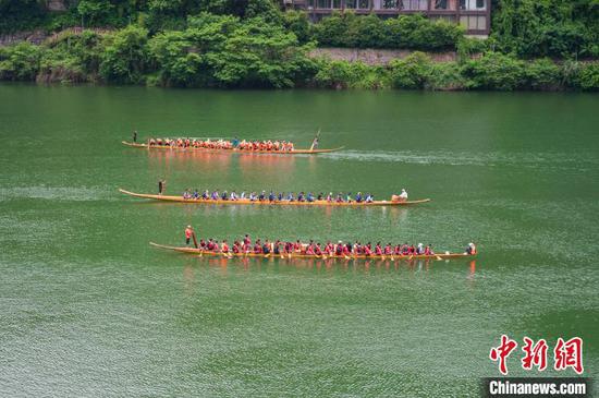 图为龙舟队在进行端午赛前训练。唐哲 摄