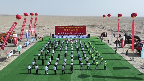 图为:5月19日,若羌县新能源项目调度暨集中开工仪式现场 苏波 摄 图为:5月19日,若羌县新能源项目调度暨集中开工仪式现场 苏波 摄