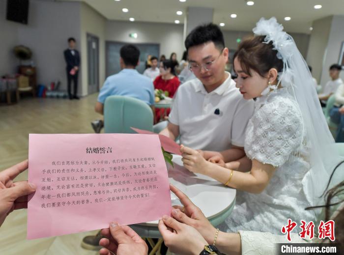 乌鲁木齐：新人“520”扎堆领取结婚证