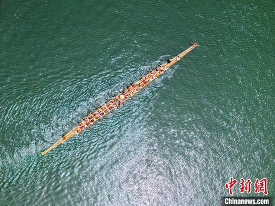 图为航拍龙舟队在进行端午赛前训练。(无人机照片)唐哲 摄