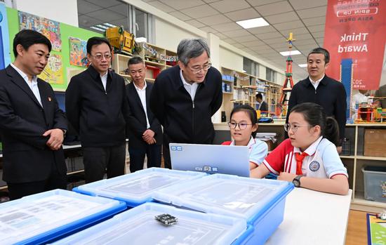 5月19日,自治区党委副书记、兵团党委书记、政委何忠友到兵团第二中学、兵团第三中学调研基础教育高质量发展工作。这是何忠友走进兵团第三中学科学实验室,与学生互动交流。兵团日报全媒体记者 张鑫 摄 5月19日,自治区党委副书记、兵团党委书记、政委何忠友到兵团第二中学、兵团第三中学调研基础教育高质量发展工作。这是何忠友走进兵团第三中学科学实验室,与学生互动交流。兵团日报全媒体记者 张鑫 摄