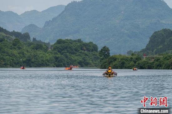 图为航拍龙舟队在进行端午赛前训练。(无人机照片)唐哲 摄