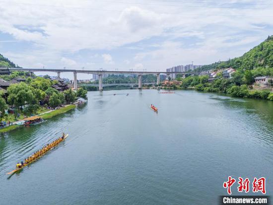 图为航拍龙舟队在进行端午赛前训练。(无人机照片)唐哲 摄