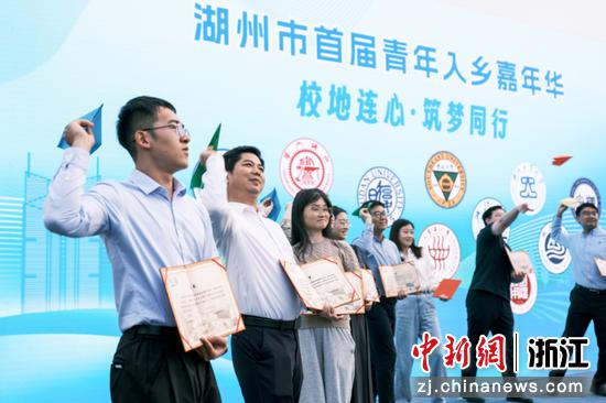 青年入乡代表现场放飞纸飞机。沈勇强 摄