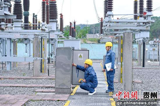 南方电网贵州凯里供电局岑巩巡维中心工作人员，对110千伏新兴变电站的站内变压器、高压断路器等设备开展红外线测温工作，全面掌握设备运行“健康状况”。杨启志 摄