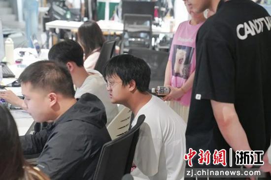 浙江特殊教育职业学院学生李竹迅(右三)在谦寻实习。谦寻供图 浙江特殊教育职业学院学生李竹迅(右三)在谦寻实习。谦寻供图