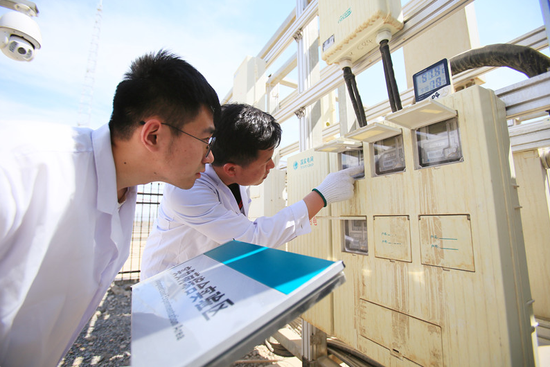 国网新疆电力工作人员在新疆吐鲁番高干热典型环境实验室基地监测电能表。 国网新疆电力工作人员在新疆吐鲁番高干热典型环境实验室基地监测电能表。