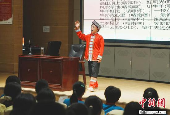 2025年4月11日,王波在沿河民族中学教学生唱山歌。周燕玲 摄 2025年4月11日,王波在沿河民族中学教学生唱山歌。周燕玲 摄