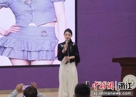 谦寻旗下海豚惊喜社主播平平受邀分享。谦寻供图 谦寻旗下海豚惊喜社主播平平受邀分享。谦寻供图