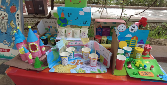 教育系统孩童巧用废弃纸杯等,创环保手工艺品。黄文娟 摄。a