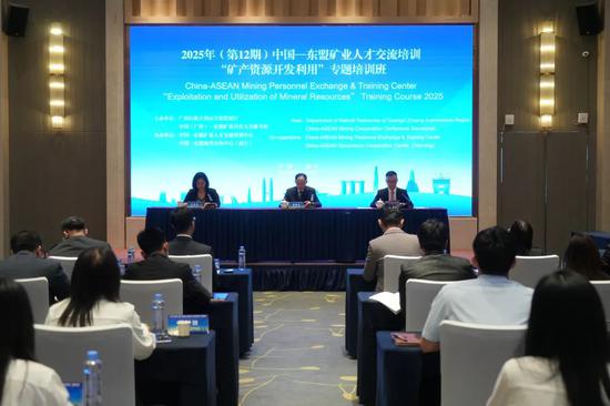 图为开班仪式。 图为开班仪式。