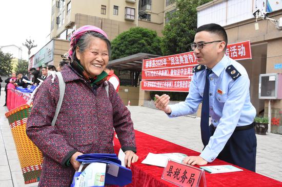 国家税务总局赫章县税务局联合司法、民政等部门开展第五个“民法典宣传月”活动。图为税务干部与司法、民政等部门工作人员通过设台宣讲、发放手册等方式,向社区群众普及税法知识,解答发票开具、灵活就业参保等疑问、邓萍 国家税务总局赫章县税务局联合司法、民政等部门开展第五个“民法典宣传月”活动。图为税务干部与司法、民政等部门工作人员通过设台宣讲、发放手册等方式,向社区群众普及税法知识,解答发票开具、灵活就业参保等疑问、邓萍