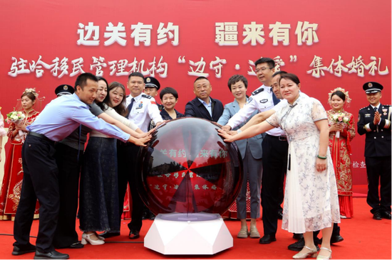图为“警嫂红娘服务队”在婚礼现场正式启动。张辉摄