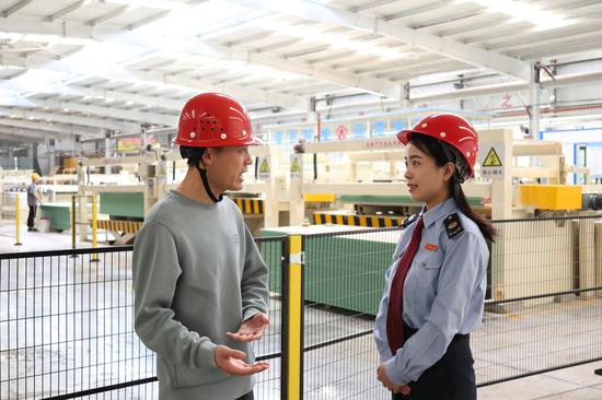 在第五个民法典宣传月期间,国家税务总局金沙县税务局干部走进贵州皇冠新型建材有限公司车间,为工作人员普及《民法典》知识。图为税务干部与工作人员面对面交流。朱泫粼摄 在第五个民法典宣传月期间,国家税务总局金沙县税务局干部走进贵州皇冠新型建材有限公司车间,为工作人员普及《民法典》知识。图为税务干部与工作人员面对面交流。朱泫粼摄