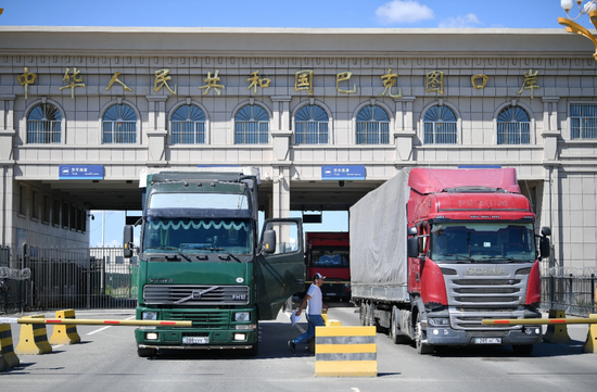 5月20日,外国车辆和司机准备通过巴克图口岸。邹懿 摄 5月20日,外国车辆和司机准备通过巴克图口岸。邹懿 摄