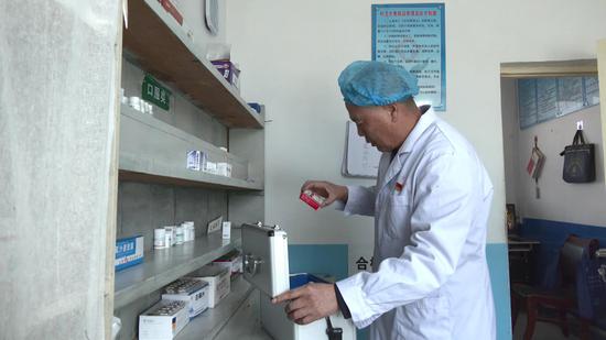 李枝贵身着白大褂,在诊疗室与药房之间忙碌穿梭,为村民们看诊、拿药