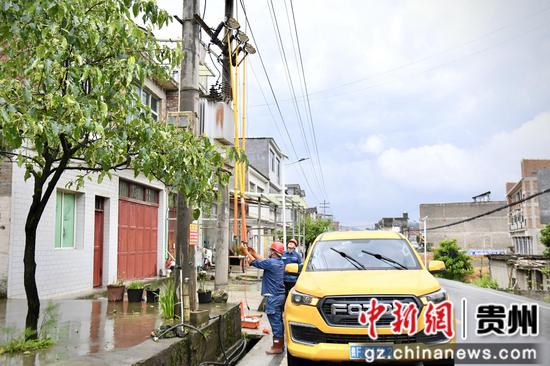 南方电网贵州毕节供电局工作人员使用交直流故障查找仪进行故障点定位。刘凯 摄