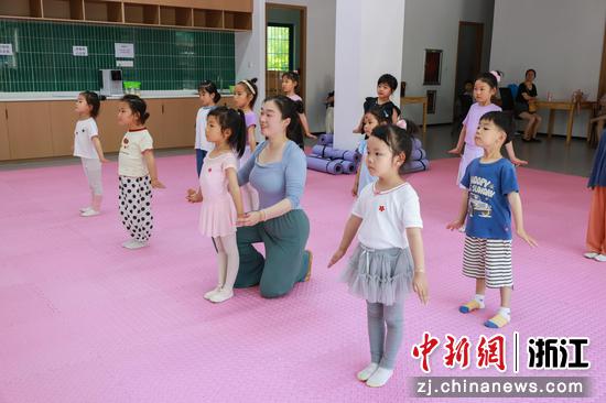 在越城区一处“家门口青少年宫”，舞蹈老师教孩子们跳舞。胡牡丹 摄