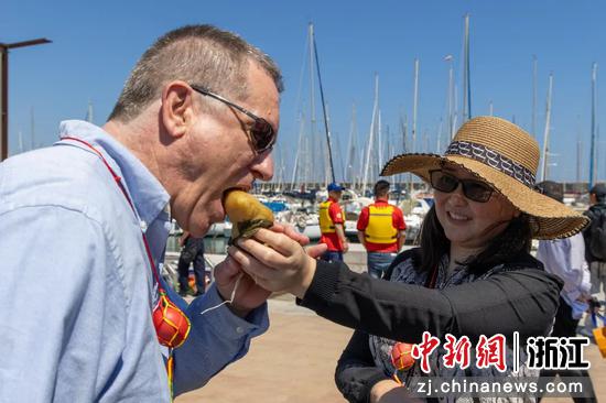 国际友人品尝粽子。 舒旭影 供图