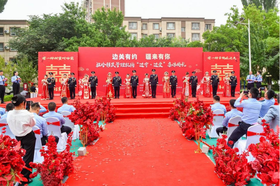 图为“边关有约,疆来有你”集体婚礼现场。张辉摄