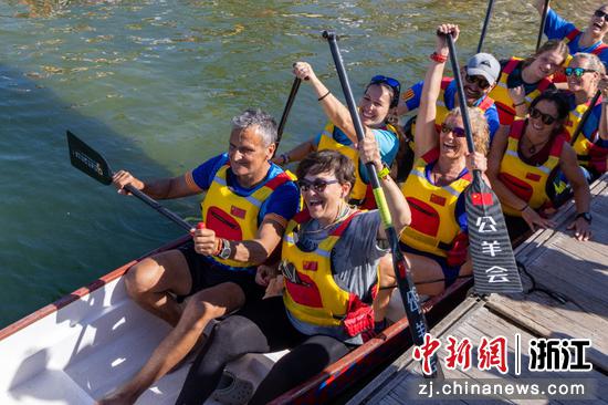 国际友人体验划龙舟。 舒旭影 供图