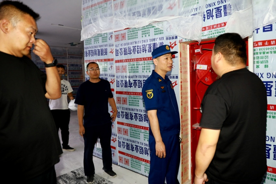 图为执法检查组随机抽查室内消火栓完好及管网给水情况。