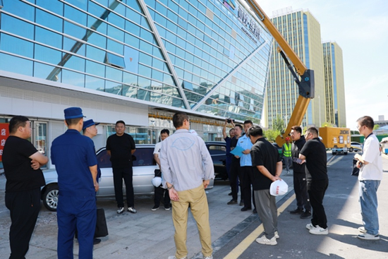 图为执法检查组与施工方负责人进行沟通交流。