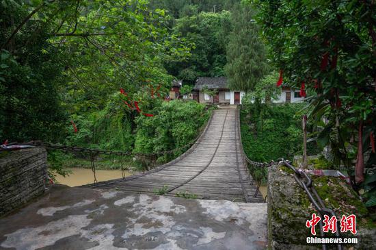 图为重安江铁索桥。