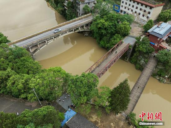 5月23日，航拍贵州黄平重安“三朝桥”。（无人机照片）