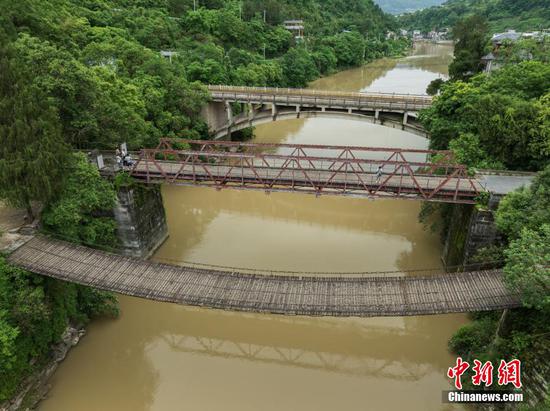 5月23日，航拍贵州黄平重安“三朝桥”。（无人机照片）