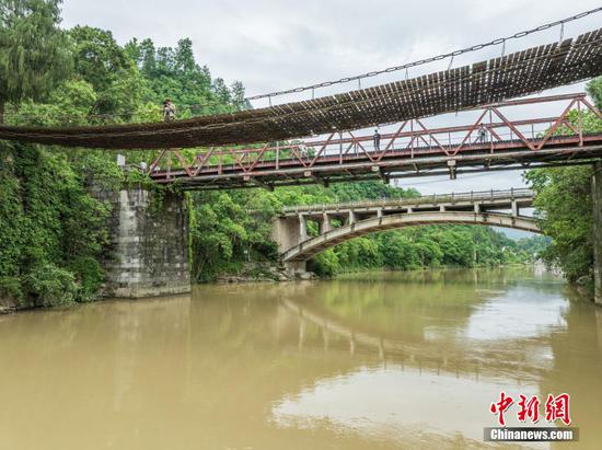 5月23日，航拍贵州黄平重安“三朝桥”。（无人机照片）