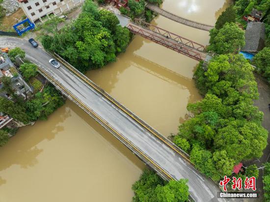 5月23日，航拍贵州黄平重安“三朝桥”。（无人机照片）