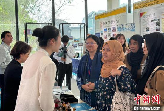 现场为马来西亚学生提供咨询服务。 蔡宜婧 摄 现场为马来西亚学生提供咨询服务。 蔡宜婧 摄
