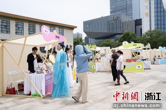 展示杭州各区(县、市)非遗的市集。主办方 供图 展示杭州各区(县、市)非遗的市集。主办方 供图