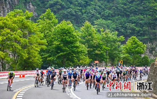 2025浙西天路KOM爬坡骑行嘉年华·骑闯天路在杭州临安鸣枪开赛。(主办方 供图) 2025浙西天路KOM爬坡骑行嘉年华·骑闯天路在杭州临安鸣枪开赛。(主办方 供图)
