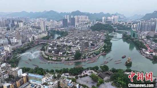 图为龙舟游江活动现场。杨飞 摄