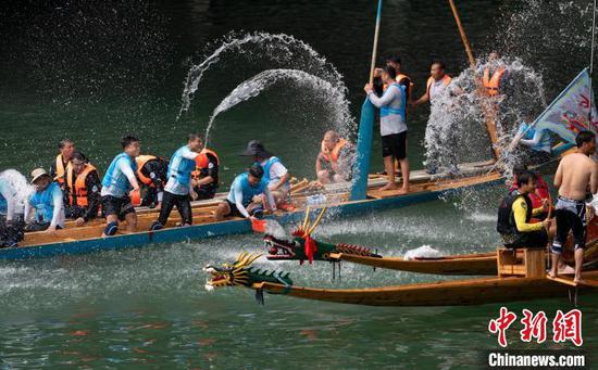 图为龙舟游江活动现场。杨飞 摄
