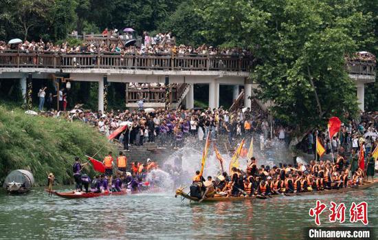 图为龙舟游江活动现场。杨飞 摄