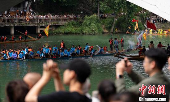 图为龙舟游江活动现场。杨飞 摄