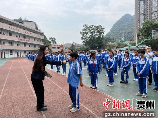 图为铁路志愿者开展铁路安全知识问答 李明菲摄