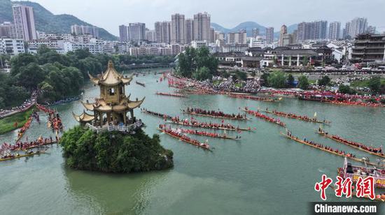 图为龙舟游江活动现场。杨飞 摄