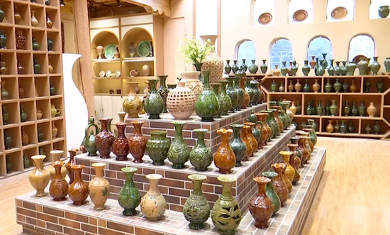 i琳琅满目的土陶工艺品。（资料图）