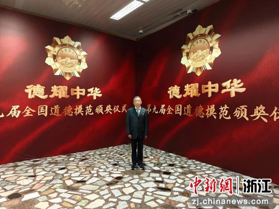 2025年5月，王金法在北京接受表彰。织里镇供图