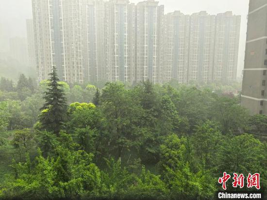 资料图:雨中贵阳一隅。中新网记者张伟 摄 资料图:雨中贵阳一隅。中新网记者张伟 摄